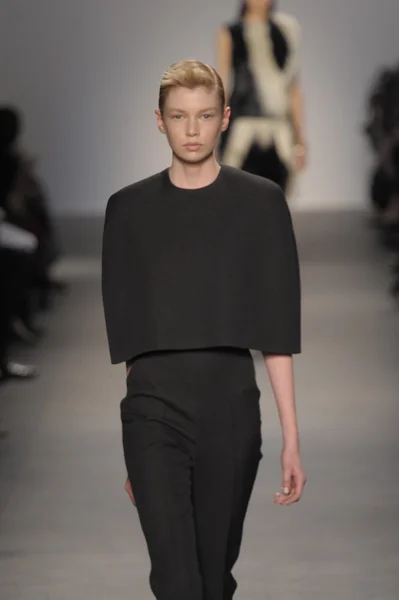 PARIS, FRANÇA - MARÇO 07: Um modelo caminha na pista do desfile de moda Giambattista Valli durante a Paris Fashion Week em 7 de março de 2011 em Paris, França . — Fotografia de Stock