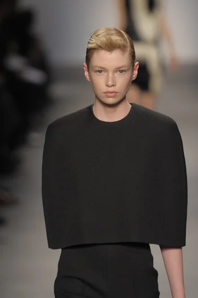 PARIS, FRANÇA - MARÇO 07: Um modelo caminha na pista do desfile de moda Giambattista Valli durante a Paris Fashion Week em 7 de março de 2011 em Paris, França . — Fotografia de Stock