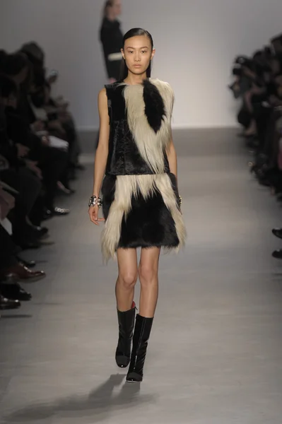 PARIS, FRANCE - MARCH 07: A model walks the runway at the Giambattista Valli fashion show during Paris Fashion Week on March 7, 2011 in Paris, France. — Stock Photo, Image