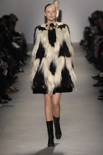 PARIS, FRANÇA - MARÇO 07: Um modelo caminha na pista do desfile de moda Giambattista Valli durante a Paris Fashion Week em 7 de março de 2011 em Paris, França . — Fotografia de Stock