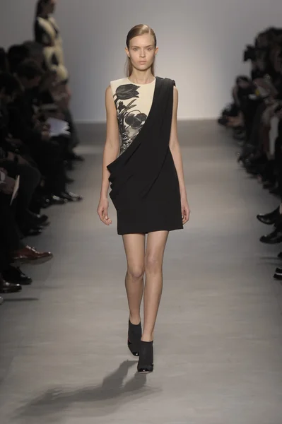 ПАРИЖ, ФРАНЦИЯ - 7 марта 2011 года модель прогуливается по подиуму на показе мод Джамбаттисты Валли во время Недели моды в Париже, Франция . — стоковое фото