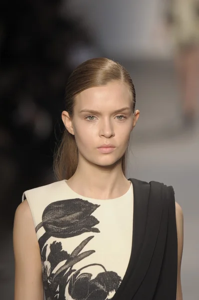 PARIS, FRANCE - MARCH 07: A model walks the runway at the Giambattista Valli fashion show during Paris Fashion Week on March 7, 2011 in Paris, France. — Stock Photo, Image