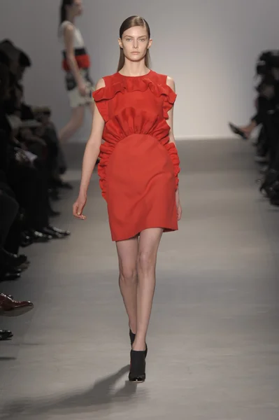 PARIS, FRANÇA - MARÇO 07: Um modelo caminha na pista do desfile de moda Giambattista Valli durante a Paris Fashion Week em 7 de março de 2011 em Paris, França . — Fotografia de Stock