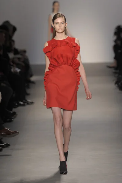 PARIS, FRANÇA - MARÇO 07: Um modelo caminha na pista do desfile de moda Giambattista Valli durante a Paris Fashion Week em 7 de março de 2011 em Paris, França . — Fotografia de Stock