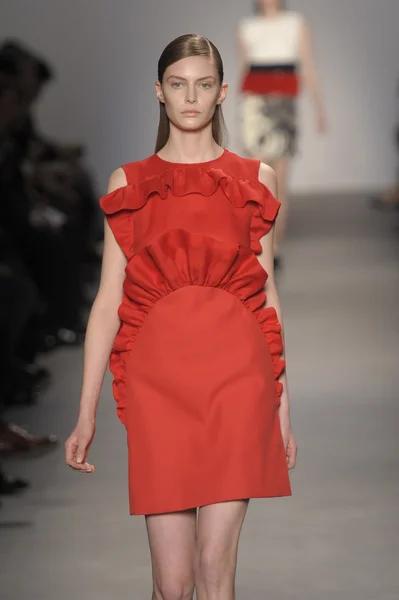 PARÍS, FRANCIA - 07 DE MARZO: Una modelo camina por la pasarela en el desfile de moda de Giambattista Valli durante la Semana de la Moda de París el 7 de marzo de 2011 en París, Francia . — Foto de Stock