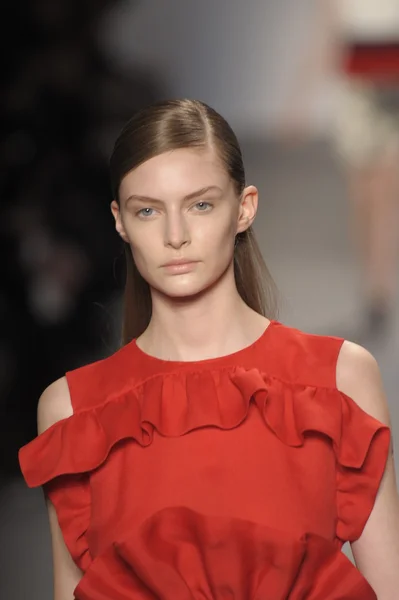 Paris, Francja - 07 marca: model idzie na pas startowy na pokaz mody giambattista valli, podczas paryskiego tygodnia mody na 7 marca 2011 r. w Paryżu, Francja. — Zdjęcie stockowe