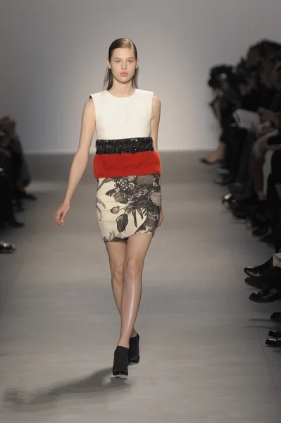 Paris, france - märz 07: ein model läuft auf dem laufsteg der modenschau giambattista valli während der Pariser modewoche am 7. märz 2011 in paris, france. — Stockfoto