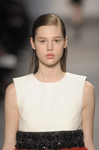 PARIS, FRANÇA - MARÇO 07: Um modelo caminha na pista do desfile de moda Giambattista Valli durante a Paris Fashion Week em 7 de março de 2011 em Paris, França . — Fotografia de Stock