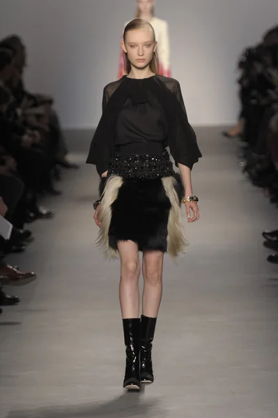 PARIGI, FRANCIA - MARZO 07: Una modella cammina sulla passerella alla sfilata di Giambattista Valli durante la settimana della moda di Parigi il 7 marzo 2011 a Parigi, Francia . — Foto Stock