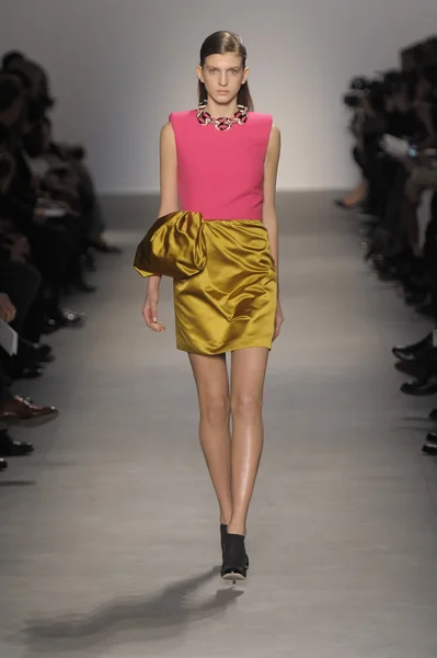 Paris, france - märz 07: ein model läuft auf dem laufsteg der modenschau giambattista valli während der Pariser modewoche am 7. märz 2011 in paris, france. — Stockfoto