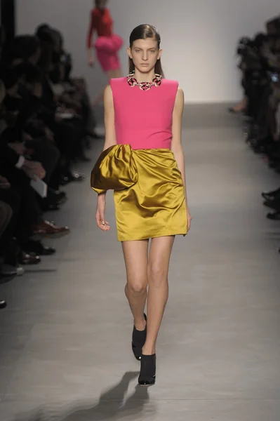 巴黎，法国-三月 07： 模型走琳 valli 时装秀在巴黎时装周期间在跑道在 2011 年 3 月 7 日在巴黎，法国. — 图库照片