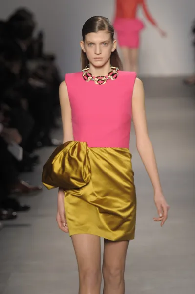 Paris, france - märz 07: ein model läuft auf dem laufsteg der modenschau giambattista valli während der Pariser modewoche am 7. märz 2011 in paris, france. — Stockfoto