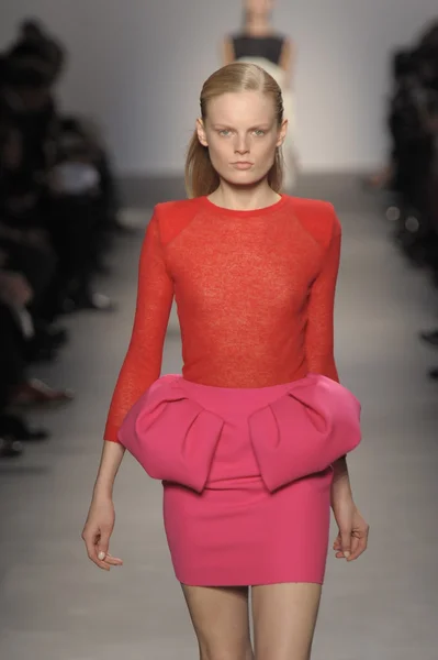 PARIS, FRANÇA - MARÇO 07: Um modelo caminha na pista do desfile de moda Giambattista Valli durante a Paris Fashion Week em 7 de março de 2011 em Paris, França . — Fotografia de Stock