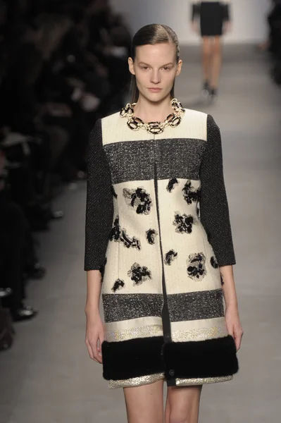 PARIS, FRANÇA - MARÇO 07: Um modelo caminha na pista do desfile de moda Giambattista Valli durante a Paris Fashion Week em 7 de março de 2011 em Paris, França . — Fotografia de Stock