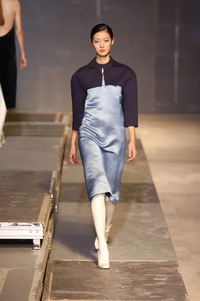 Paříž, Francie - březen 07: model chodí dráha v giambattista valli módní přehlídce během týden módy v Paříži na březen 7, 2011 v Paříži, Francie. — Stock fotografie