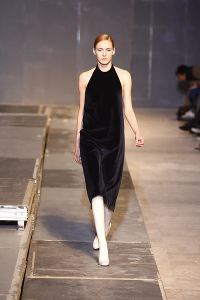 파리, 프랑스-3 월 7: 모델 2011 년 3 월 7 일 프랑스 파리에서 파리 패션 위 크 동안 giambattista 발리 패션쇼에서 활주로 산책. — 스톡 사진