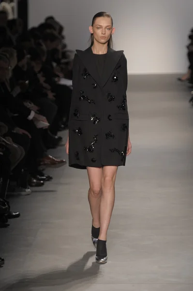 PARIS, FRANÇA - MARÇO 07: Um modelo caminha na pista do desfile de moda Giambattista Valli durante a Paris Fashion Week em 7 de março de 2011 em Paris, França . — Fotografia de Stock