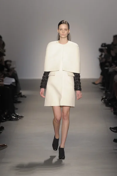 PARIS, FRANÇA - MARÇO 07: Um modelo caminha na pista do desfile de moda Giambattista Valli durante a Paris Fashion Week em 7 de março de 2011 em Paris, França . — Fotografia de Stock