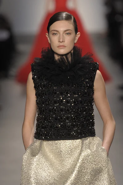 PARIS, FRANÇA - MARÇO 07: Um modelo caminha na pista do desfile de moda Giambattista Valli durante a Paris Fashion Week em 7 de março de 2011 em Paris, França . — Fotografia de Stock