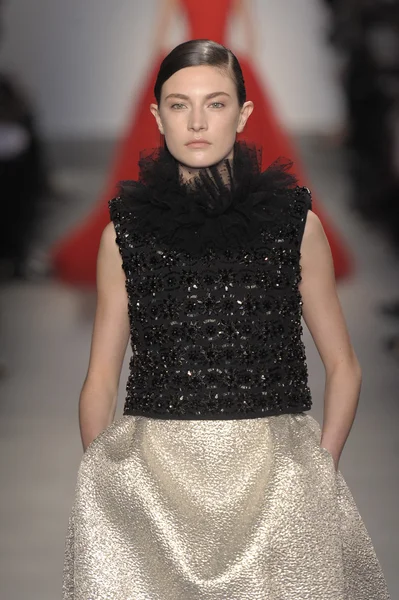 Paris, france - märz 07: ein model läuft auf dem laufsteg der modenschau giambattista valli während der Pariser modewoche am 7. märz 2011 in paris, france. — Stockfoto