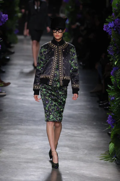 PARIS, FRANCE - MARCH 06: A model walks the runway at the Givenchy fashion show during Paris Fashion Week on March 6, 2011 in Paris, France. — Stock Photo, Image