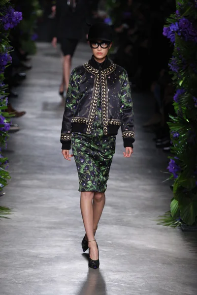 PARIS, FRANCE - MARCH 06: A model walks the runway at the Givenchy fashion show during Paris Fashion Week on March 6, 2011 in Paris, France. — Stock Photo, Image