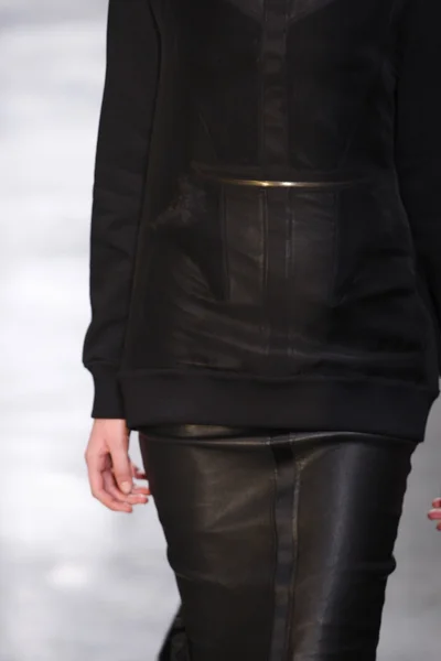 ПАРИЖ, ФРАНЦИЯ - 6 МАРТА: Модель ходит по подиуму на показе мод Givenchy во время Недели моды в Париже 6 марта 2011 года в Париже, Франция . — стоковое фото