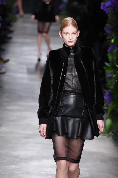 PARIGI, FRANCIA - MARZO 06: Una modella cammina sulla passerella alla sfilata Givenchy durante la settimana della moda di Parigi il 6 marzo 2011 a Parigi, Francia . — Foto Stock