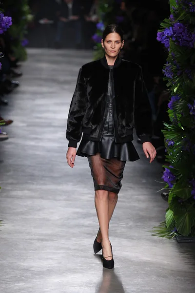 Paris, france - märz 06: ein model läuft über den laufsteg bei der modenschau givenchy während der Pariser modewoche am 6. märz 2011 in paris, franz. — Stockfoto