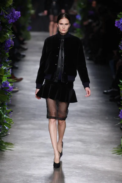 ПАРИЖ, ФРАНЦИЯ - 6 МАРТА: Модель ходит по подиуму на показе мод Givenchy во время Недели моды в Париже 6 марта 2011 года в Париже, Франция . — стоковое фото