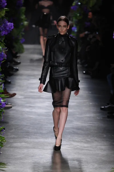 PARIGI, FRANCIA - MARZO 06: Una modella cammina sulla passerella alla sfilata Givenchy durante la settimana della moda di Parigi il 6 marzo 2011 a Parigi, Francia . — Foto Stock