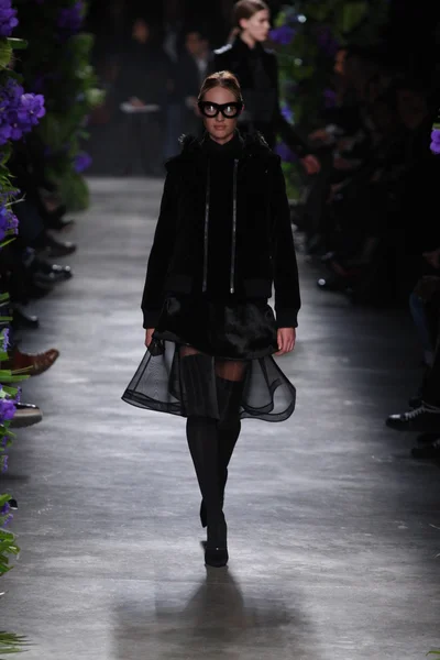 PARIGI, FRANCIA - MARZO 06: Una modella cammina sulla passerella alla sfilata Givenchy durante la settimana della moda di Parigi il 6 marzo 2011 a Parigi, Francia . — Foto Stock