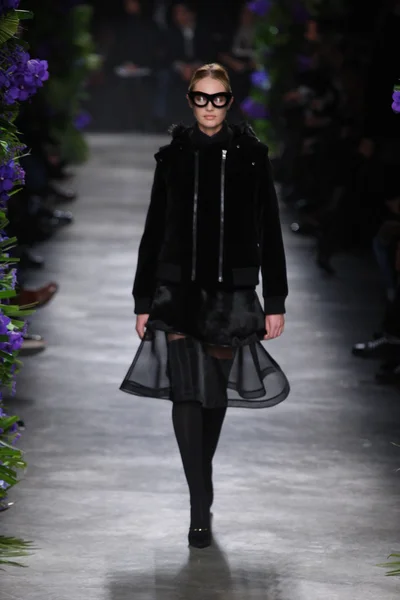 PARIGI, FRANCIA - MARZO 06: Una modella cammina sulla passerella alla sfilata Givenchy durante la settimana della moda di Parigi il 6 marzo 2011 a Parigi, Francia . — Foto Stock