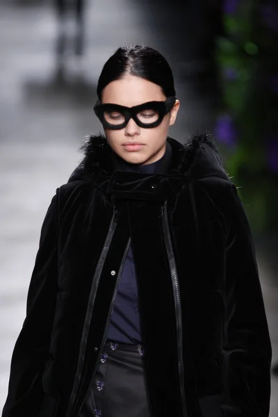 PARIS, FRANÇA - MARÇO 06: Um modelo caminha na passarela do desfile Givenchy durante a Paris Fashion Week em 6 de março de 2011 em Paris, França . — Fotografia de Stock