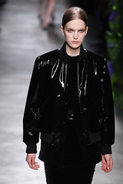 PARIS, FRANCE - MARCH 06: A model walks the runway at the Givenchy fashion show during Paris Fashion Week on March 6, 2011 in Paris, France. — Stock Photo, Image