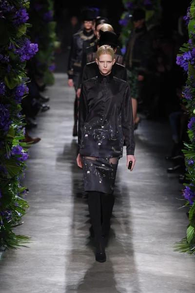 PARIS, FRANCE - MARCH 06: A model walks the runway at the Givenchy fashion show during Paris Fashion Week on March 6, 2011 in Paris, France. — Stock Photo, Image