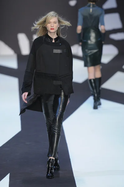 Paris, Frankrike - 02 mars: en modell går banan under guy laroche redo att bära höst vinter 2011 show som en del av paris modevecka den 02 mars, 2011 — Stockfoto