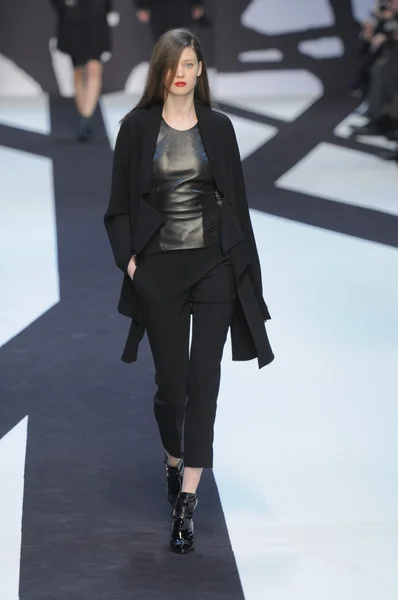 Paris, Frankrike - 02 mars: en modell går banan under guy laroche redo att bära höst vinter 2011 show som en del av paris modevecka den 02 mars, 2011 — Stockfoto