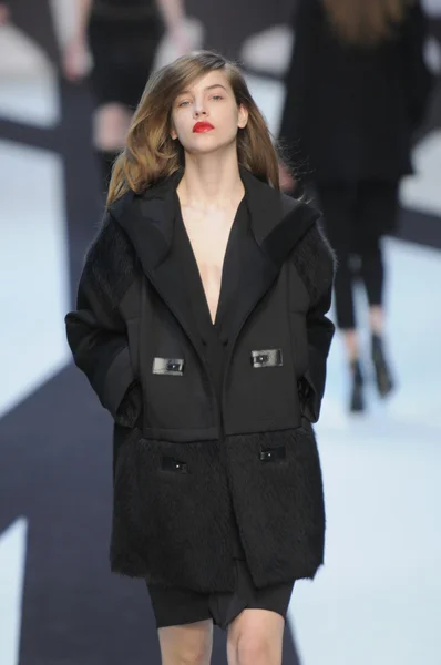 PARIS, FRANCE - MARCH 02: A model walks the runway during the Guy Laroche Ready to Wear Fall Winter 2011 show as part of the Paris Fashion Week on March 02, 2011 — Stock Photo, Image