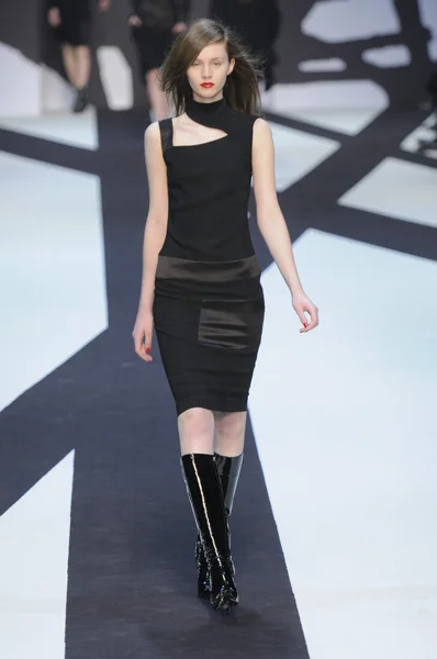 Paris, Franciaország - március 02: a modell sétál a kifutópálya alatt a guy laroche kész viselni őszi-téli 2011 show részeként a Párizsi Divathét, 2011. március 02. — Stock Fotó