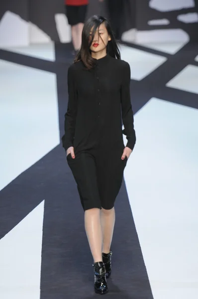 Paris, Frankrike - 02 mars: en modell går banan under guy laroche redo att bära höst vinter 2011 show som en del av paris modevecka den 02 mars, 2011 — Stockfoto