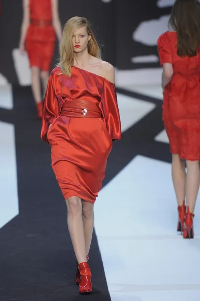 PARIS, FRANCE - MARCH 02: A model walks the runway during the Guy Laroche Ready to Wear Fall Winter 2011 show as part of the Paris Fashion Week on March 02, 2011 — Stock Photo, Image