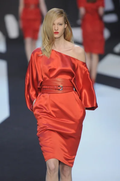 PARIS, FRANCE - MARCH 02: A model walks the runway during the Guy Laroche Ready to Wear Fall Winter 2011 show as part of the Paris Fashion Week on March 02, 2011 — Stock Photo, Image
