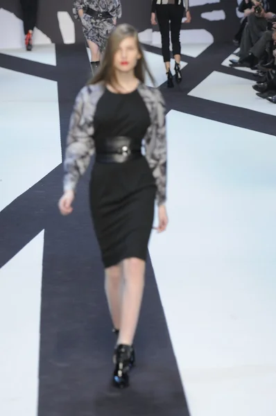 PARÍS, FRANCIA - 02 DE MARZO: Una modelo camina por la pasarela durante el espectáculo Guy Laroche Ready to Wear Otoño Invierno 2011 como parte de la Semana de la Moda de París el 02 de marzo de 2011 — Foto de Stock