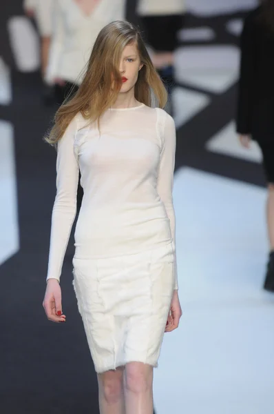 PARIS, FRANCE - MARCH 02: A model walks the runway during the Guy Laroche Ready to Wear Fall Winter 2011 show as part of the Paris Fashion Week on March 02, 2011 — Stock Photo, Image