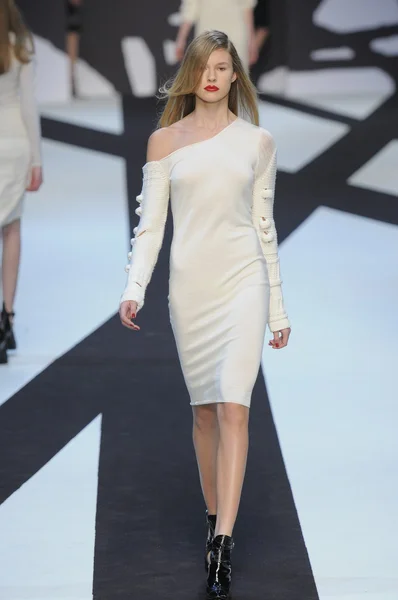 PARIS, FRANCE - MARCH 02: A model walks the runway during the Guy Laroche Ready to Wear Fall Winter 2011 show as part of the Paris Fashion Week on March 02, 2011 — Stock Photo, Image