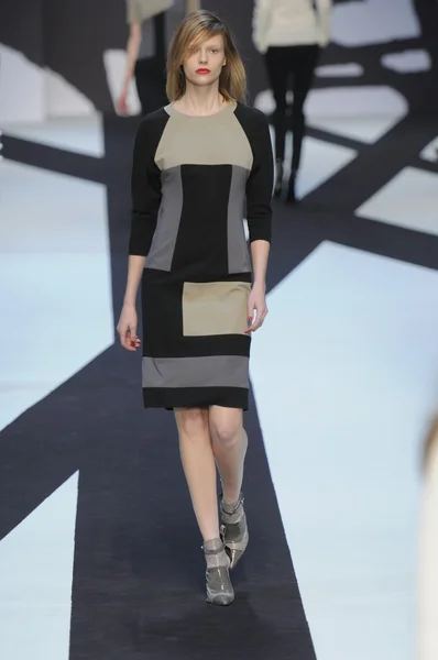 Paris, Frankrike - 02 mars: en modell går banan under guy laroche redo att bära höst vinter 2011 show som en del av paris modevecka den 02 mars, 2011 — Stockfoto