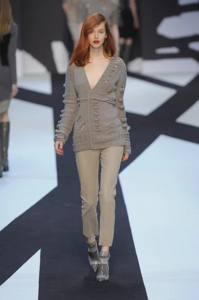 PARIS, FRANÇA - MARÇO 02: Um modelo caminha na pista durante o desfile Guy Laroche Ready to Wear Fall Winter 2011 como parte da Paris Fashion Week em 02 de março de 2011 — Fotografia de Stock