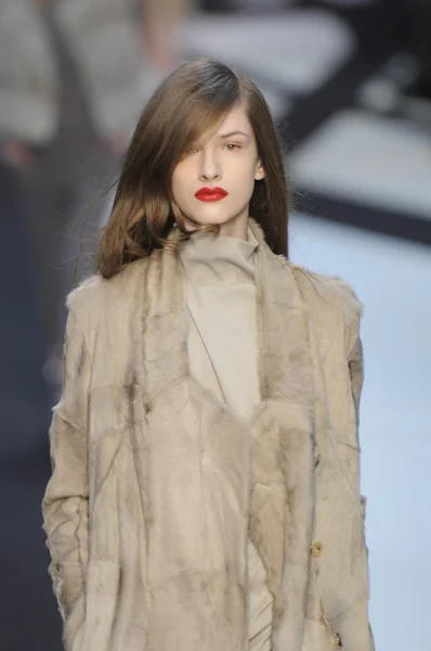 Paris, Frankrijk - maart 02: een model leidt de landingsbaan tijdens de guy laroche klaar om te dragen herfst winter 2011 Toon als onderdeel van de Parijs fashionweek op 02 maart 2011 — Stockfoto