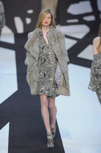 PARIS, FRANCE - MARCH 02: A model walks the runway during the Guy Laroche Ready to Wear Fall Winter 2011 show as part of the Paris Fashion Week on March 02, 2011 — Stock Photo, Image